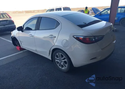 2017 Toyota Yaris Ia z USA, uszkodzony, nr VIN 3MYDLBYV8HY155094